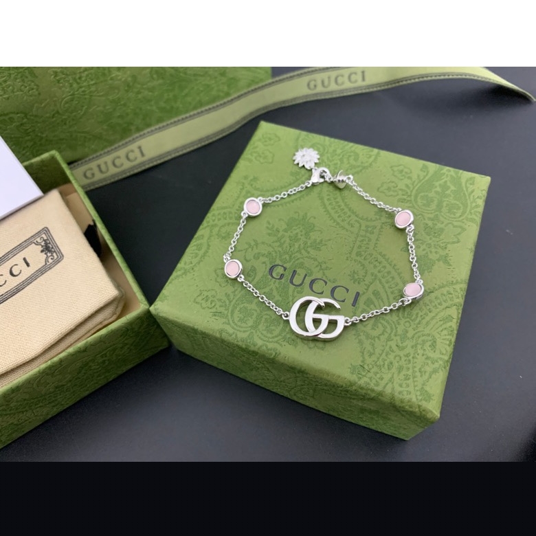 G*u*i bracelets